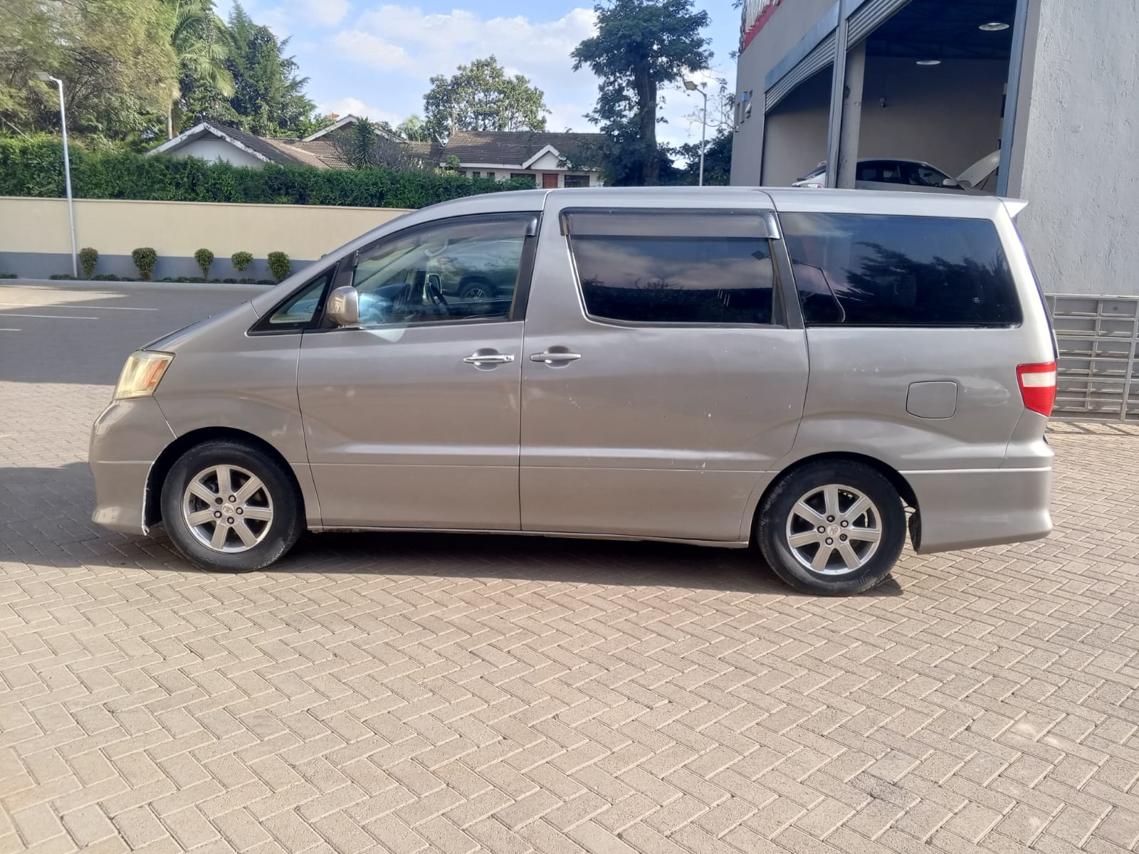 2004 Toyota Alphard