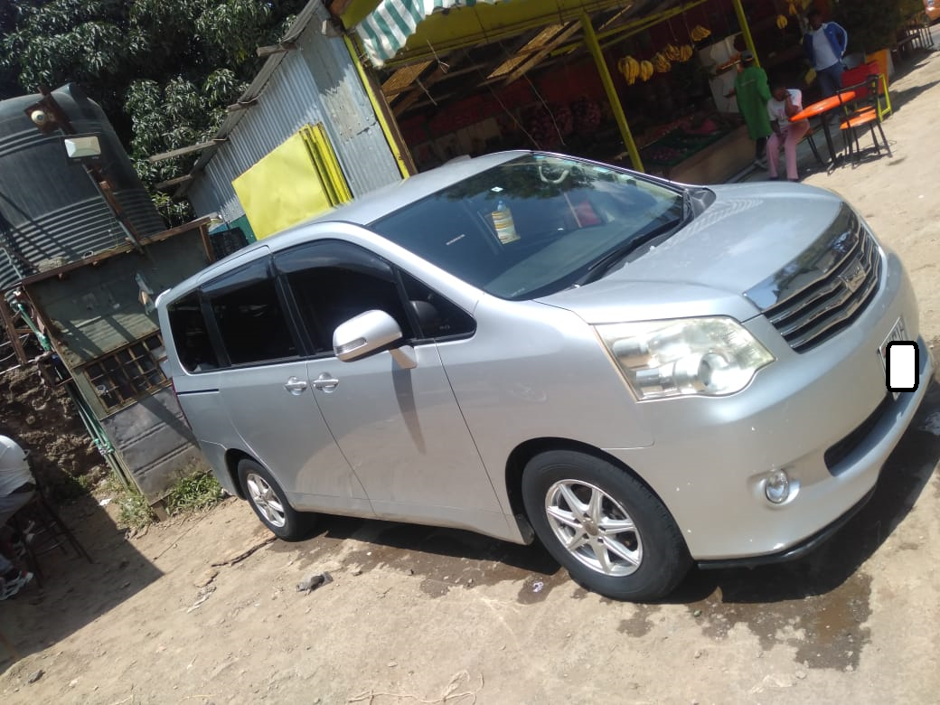 2012 Toyota Noah