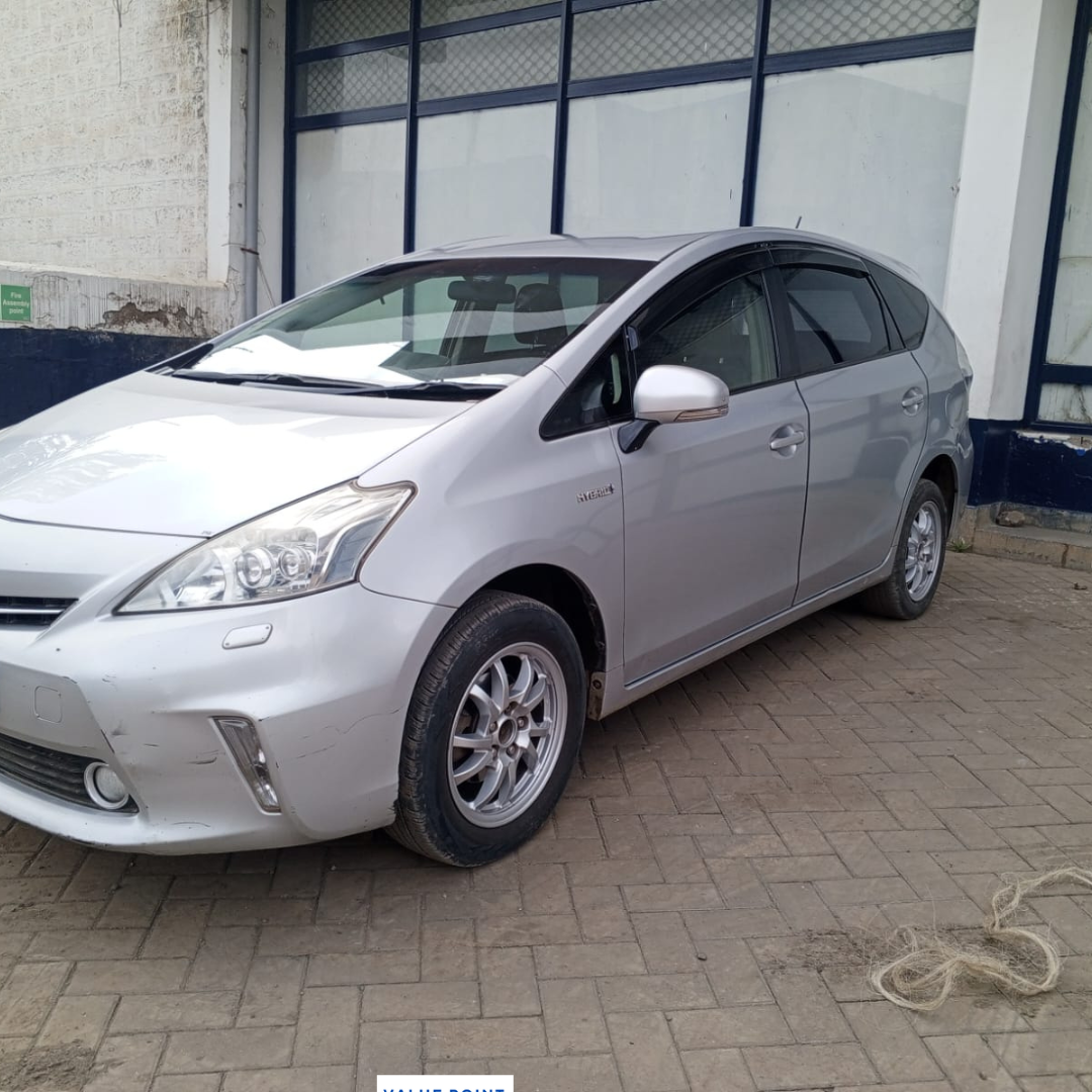 Toyota Prius Alpha 2014