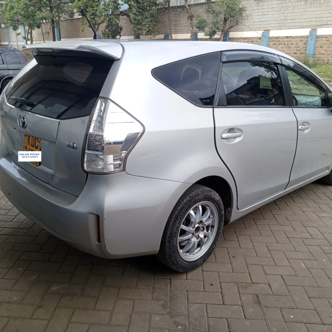 Toyota Prius Alpha 2014