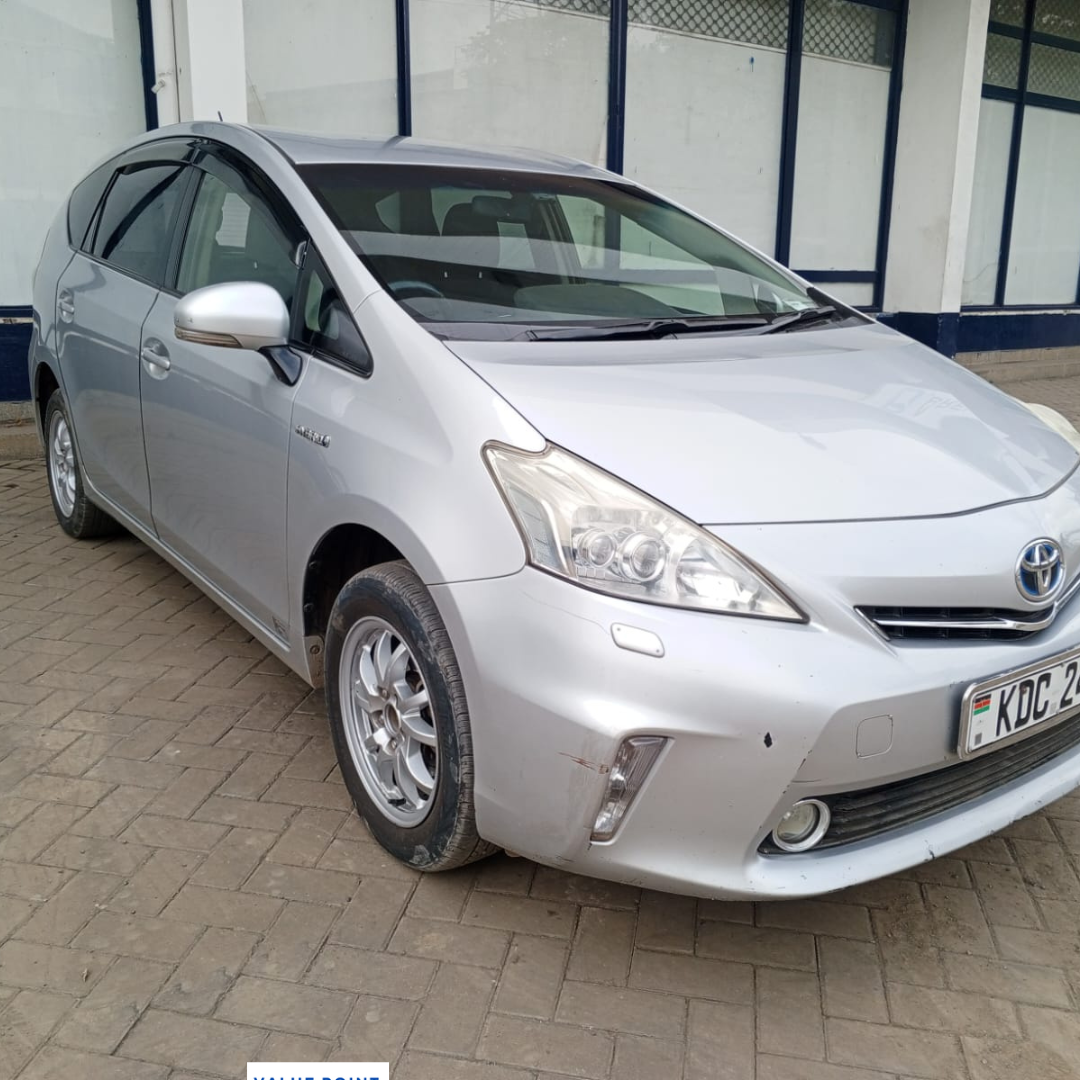 Toyota Prius Alpha 2014