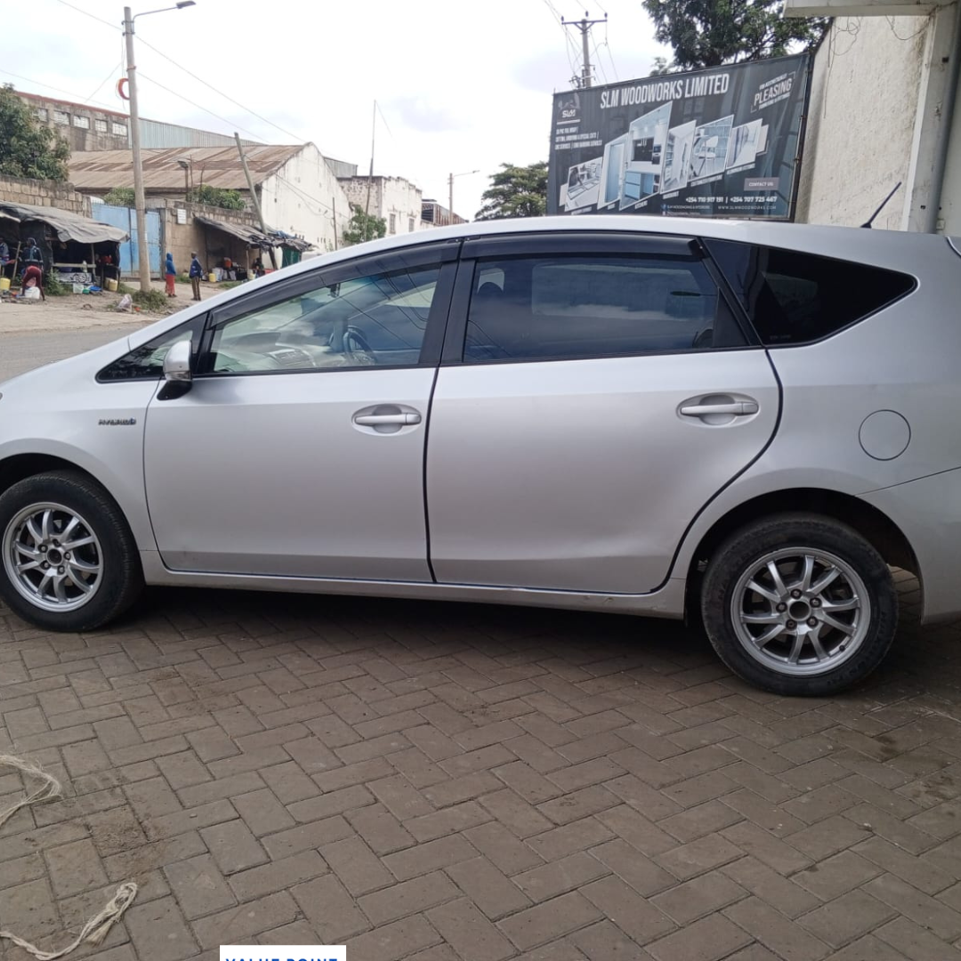 Toyota Prius Alpha 2014