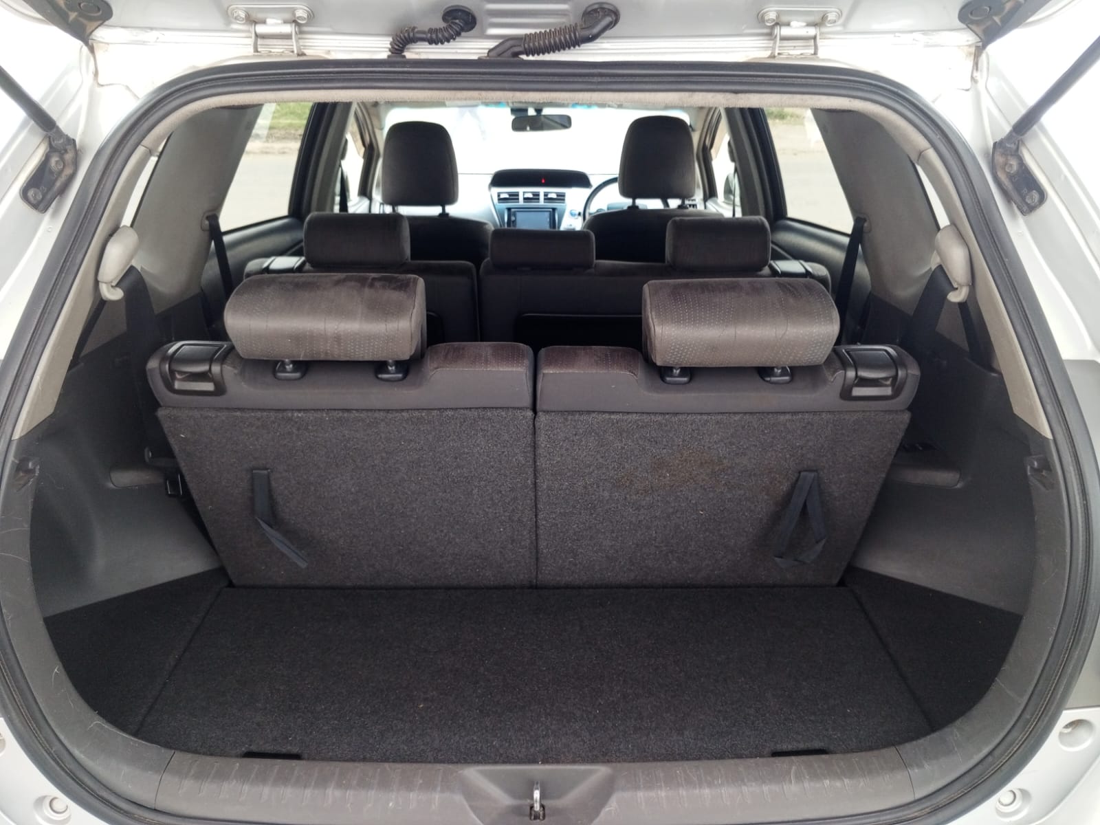 Toyota Prius Alpha 2014