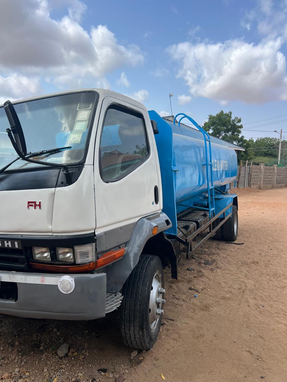 2011 Mitsubishi FH215