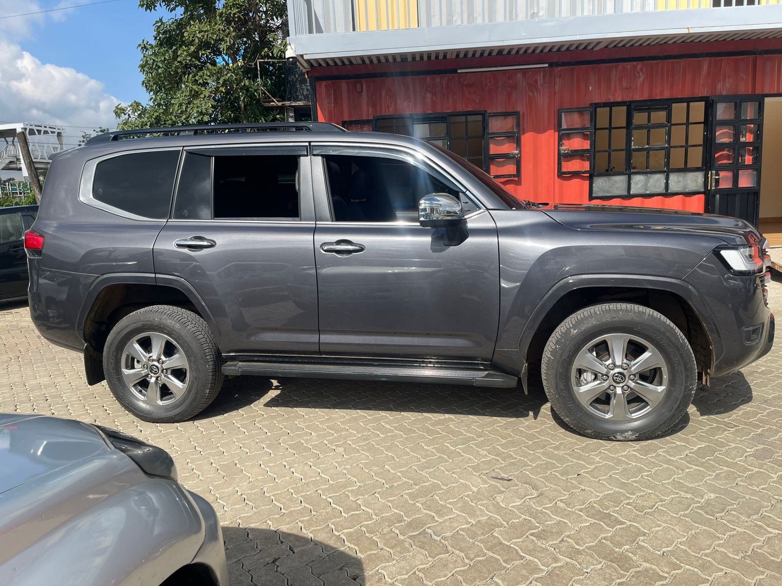 Toyota Land Cruiser LC300 Sahara 2024