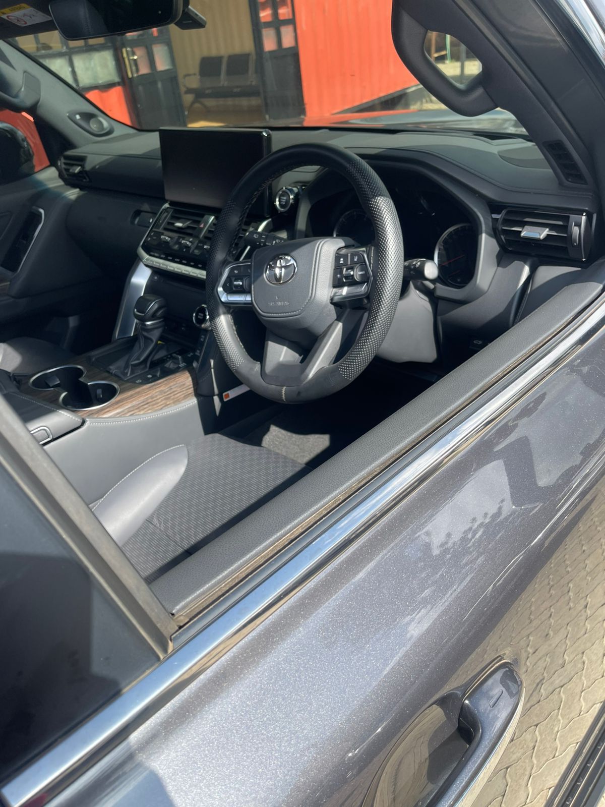 Toyota Land Cruiser LC300 Sahara 2024