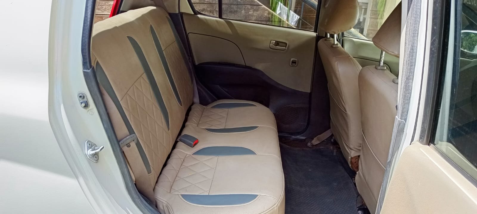 Daihatsu Mira 2011